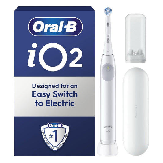 Brosse à dents électrique Oral-B Io2, 1 tête de brosse Gentle Care, 1 étui de voyage, 1 support de recharge de voyage, brosse à dents pour adultes (blanc simple), conçue par Braun, prise britannique à 2 broches